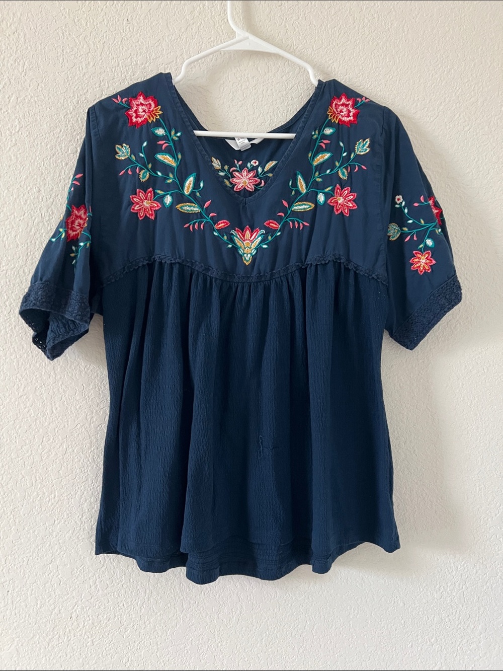 Old Navy Navy Floral Embroidered V-Neck Blouse
